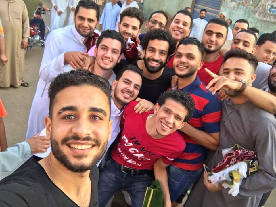 محمد صلاح وبعض أهالي قريته بعد صلاة عيد الفطر