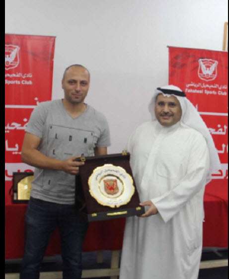  الدبوس يسلم درعا للمؤدب