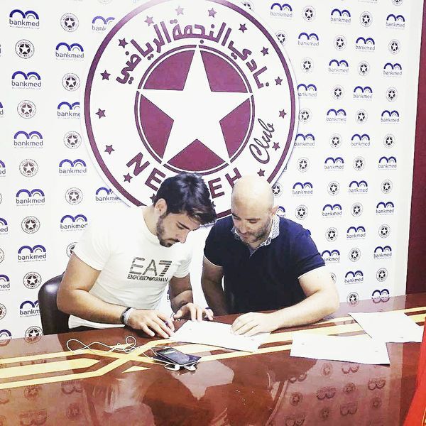 جانب من توقيع اللاعب 