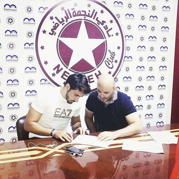 جانب من توقيع اللاعب 