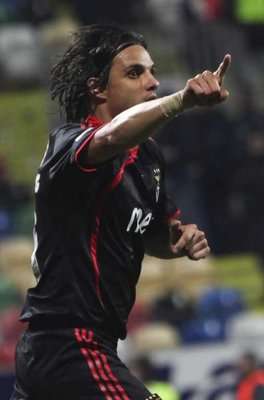 جوميز ينطلق فرحا عقب إحرازه هدف الانقاذ لبنفيكا