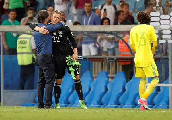 لوف يهنئ حارس مرماه بعد الفوز