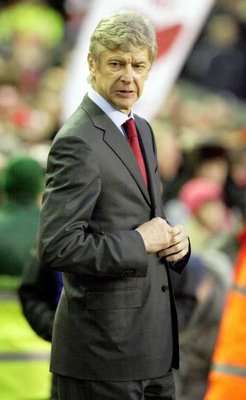 ارسين فينغر مدرب الارسنال يراقب فريقه في مقابلة اليوم ضد ليفربول