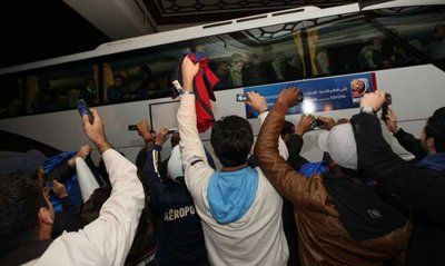 الجماهير الاماراتية تحي لاعبي برشلونة لحظة وصول الحافلـة