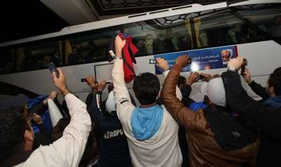الجماهير الاماراتية تحي لاعبي برشلونة لحظة وصول الحافلـة