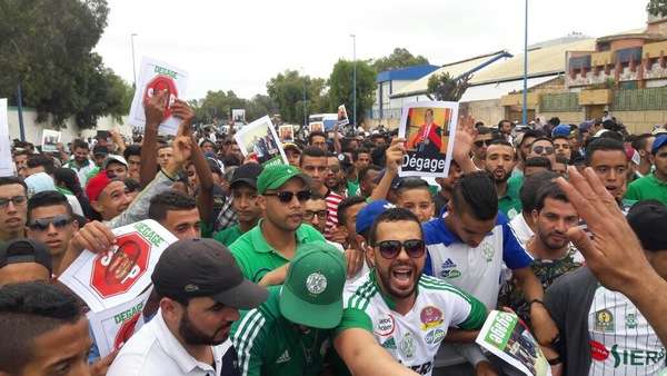 جماهير الرجاء تحتج على بقاء حسبان