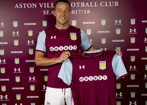 جون تيري أثناء تقديمه