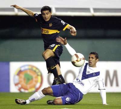 أوتاموندي يستخلص الكرة من ريكيلمي في الدوري الأرجنتيني