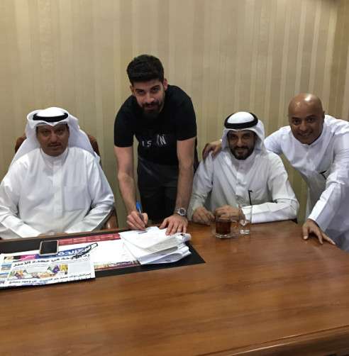  أحمد إبراهيم خلال تجديده العقد