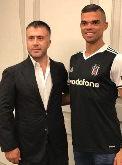 بيبي أثناء تقديمه