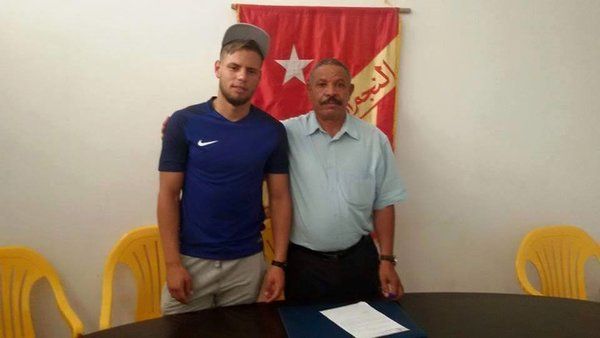 خميس معواني عند امضاء العقد لفائدة نجم المتلوي