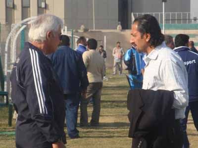 مدربا زاخو والكرخ اموري احمد (يمينا ) ونصرت ناصر 