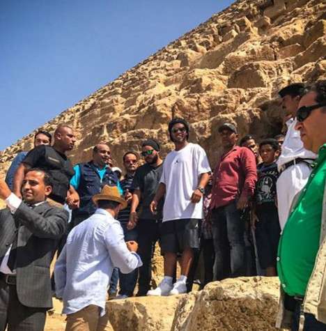 رونالدينيو يزور الأهرامات