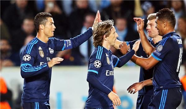 مودريتش مع لاعبي ريال مدريد