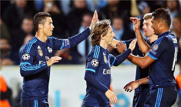 مودريتش مع لاعبي ريال مدريد