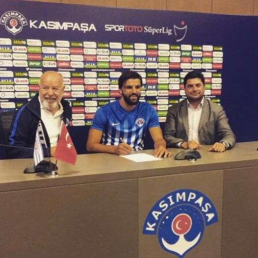 بن يوسف أثناء التوقيع لقاسم باشا