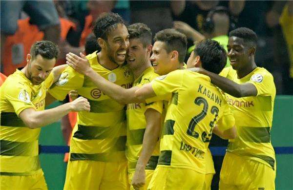أوباميانج مع لاعبي بوروسيا دورتموند