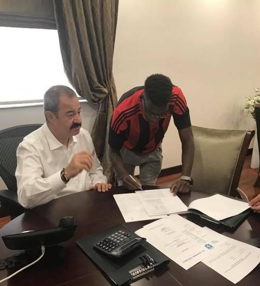 اللاعب خلال توقيعه على العقد الجديد