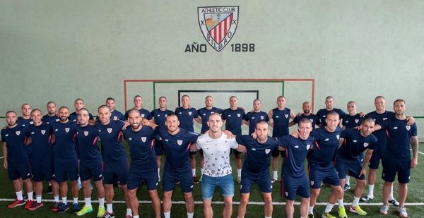 لاعبو أتلتيك بيلباو مع زميلهم