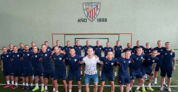 لاعبو أتلتيك بيلباو مع زميلهم