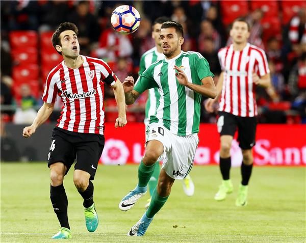 داني سيبايوس إلى اليمين