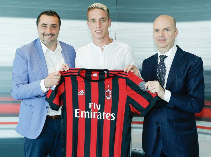  أندريا كونتي أثناء تقديمه