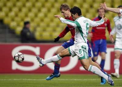 ريكاردو كوستا بالزي الأبيض مع فريقه فولفسبورج