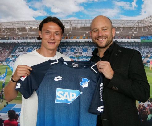  نيكو شولز أثناء تقديمه