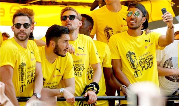 أوباميانج مع لاعبي دورتموند