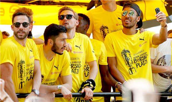 أوباميانج مع لاعبي دورتموند