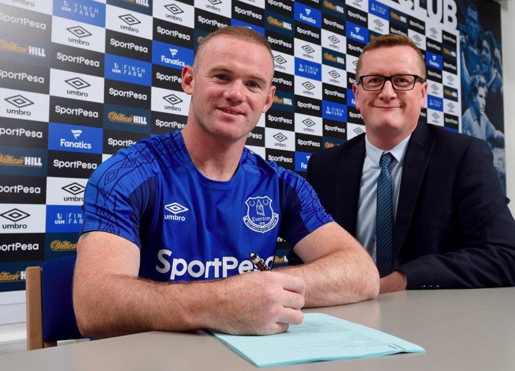 روني أثناء توقيعه العقد