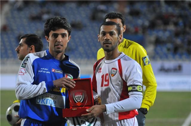 قائد المنتخب الامارتي سعيد الكأس يقدم هدية تذكارية للاعب المعتزل