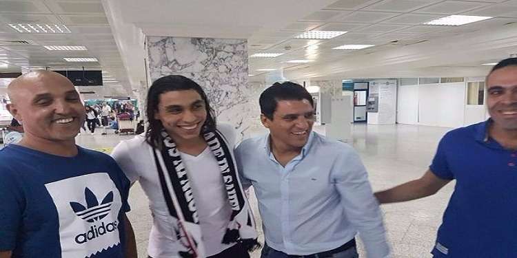 لحظة استقبال عمرو مرعي في مطار قرطاج