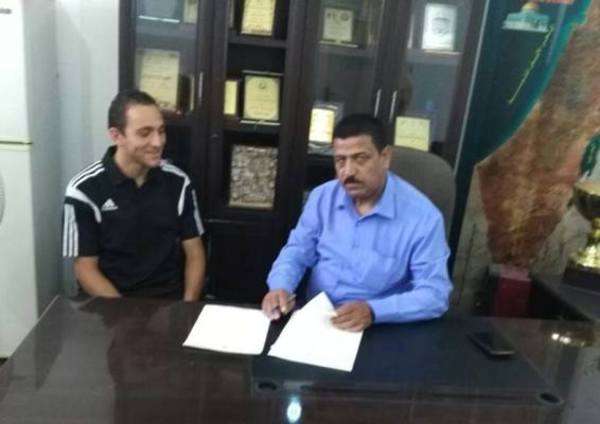 جانب من توقيع العقد