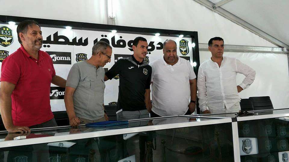 يوسف شيبان بعد توقيع العقد