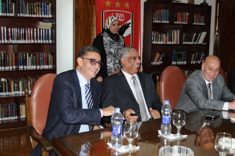 محمود طاهر إلى اليسار