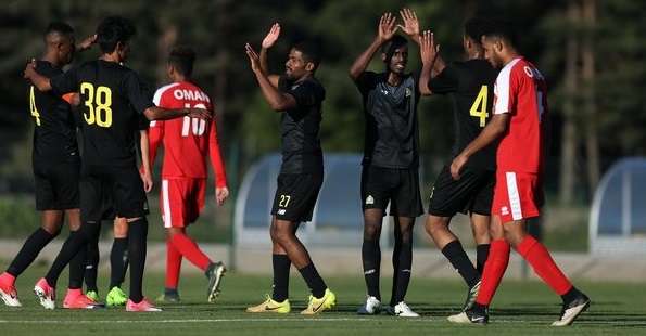 لقطة من مباراة النصر والمنتخب العماني الأولمبي