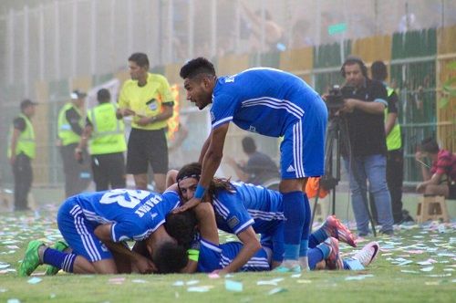 لاعبو القوة يحتفلون بهدف في مرمى النفط