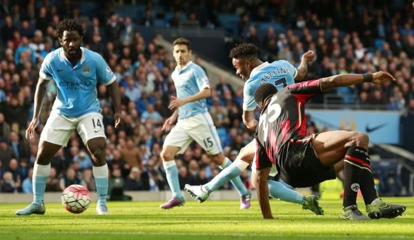 بوني مع مانشستر سيتي