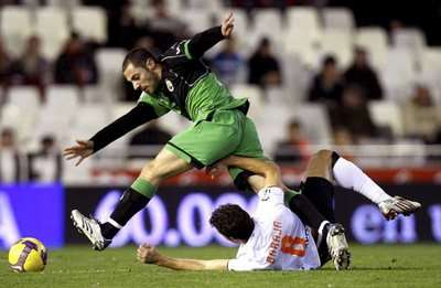 مهدي لحسن يبعد الكرة من امام احد لاعبي فالنسيا