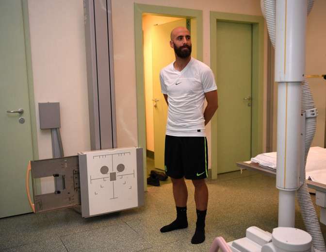 فاليرو أثناء الكشف الطبي