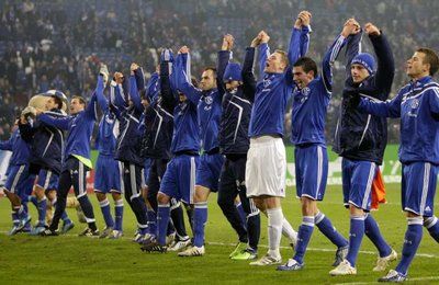 احتفال لاعبو شالكه بالفوز 