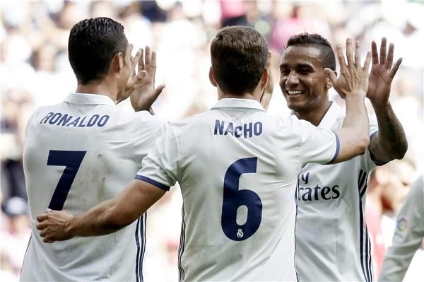 دانيلو يحتفل مع زملائه في ريال مدريد