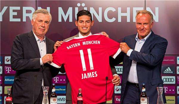 رومينيجه إلى اليمين مع رودريجيز وأنشيلوتي