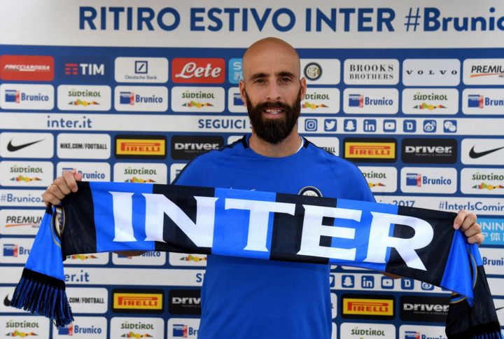 فاليرو أثناء تقديمه