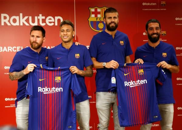لاعبو برشلونة في إحدى الفعاليات الترويجية