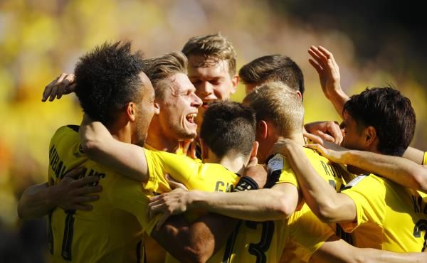 أوباميانج وسط لاعبي دورتموند