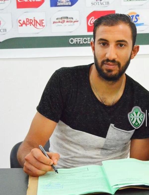 رامي بوشنيبة أثناء توقيع العقود