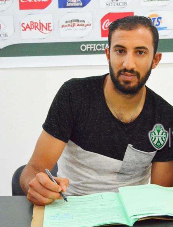 رامي بوشنيبة أثناء توقيع العقود