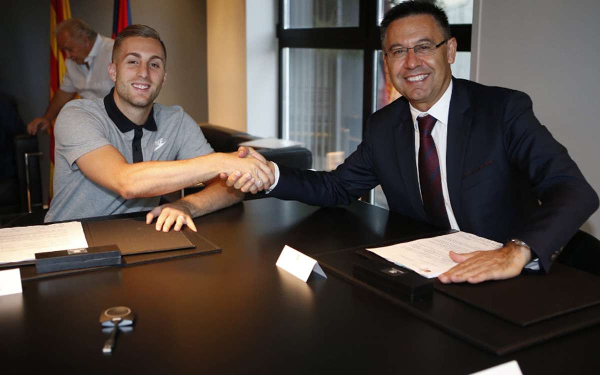 أثناء توقيع اللاعب